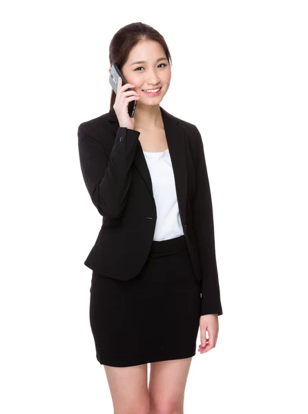 Jeune femme d'affaires parlant sur téléphone portable — Photo