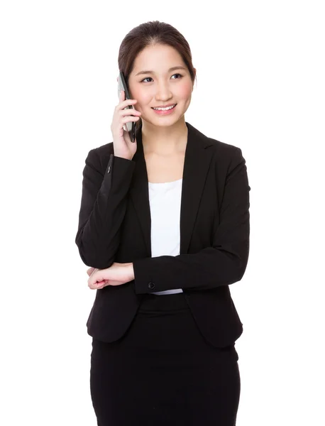 Geschäftsfrau chattet auf Handy — Stockfoto
