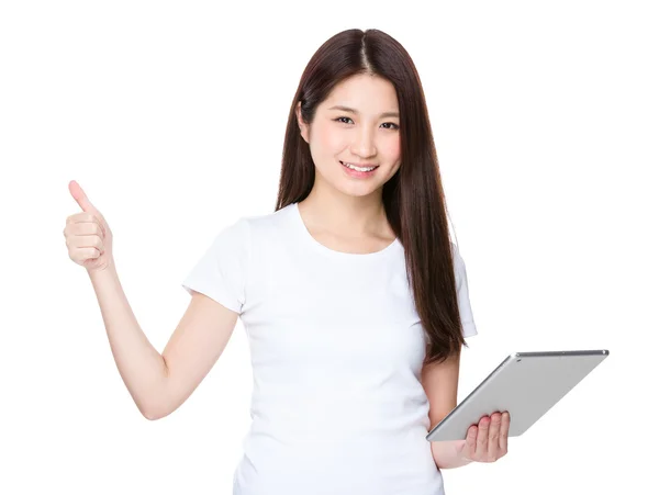 Asiática joven mujer sosteniendo tableta y mostrando el pulgar hacia arriba — Foto de Stock