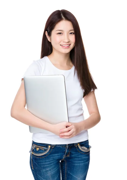 Dizüstü bilgisayarı tutan Asyalı kadın. — Stok fotoğraf