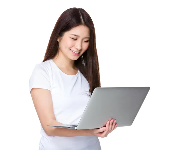 Mujer joven usando la computadora portátil —  Fotos de Stock