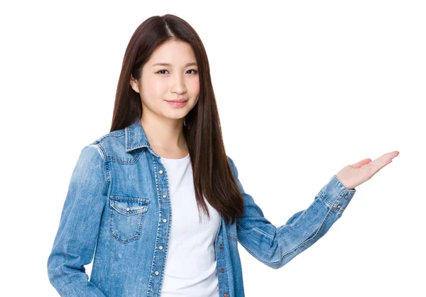 Asian young woman with hand present some information — Stockfoto