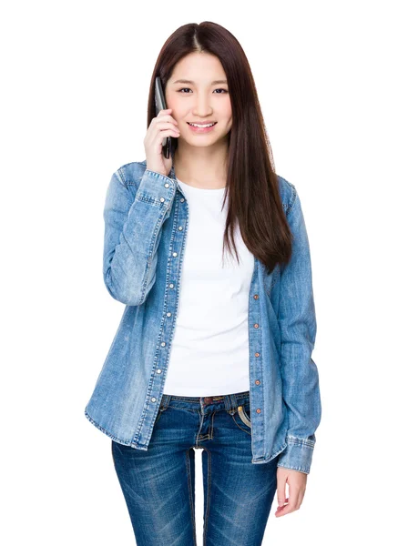 Asiatische junge Frau chatten mit Handy — Stockfoto