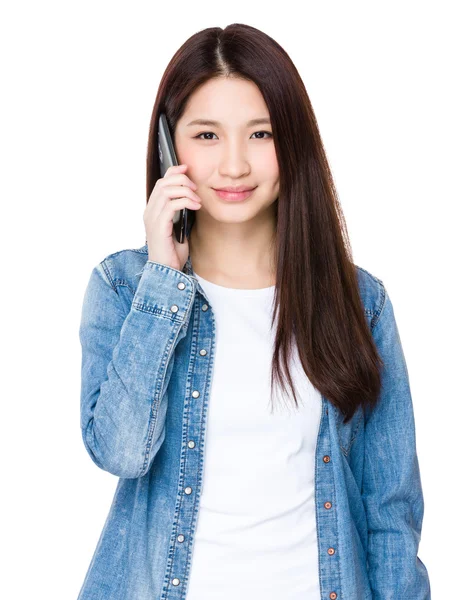 Mujer hablando por teléfono móvil — Foto de Stock