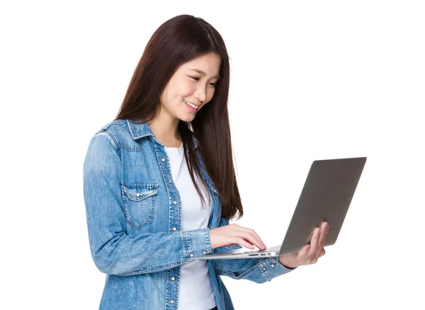 Mulher usando o computador portátil — Fotografia de Stock