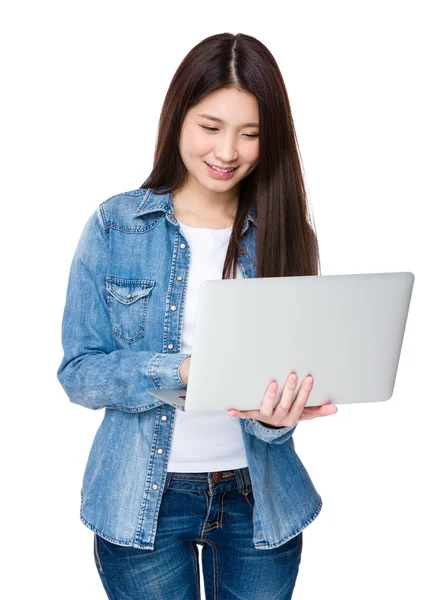 Jovem mulher digitando no computador portátil — Fotografia de Stock