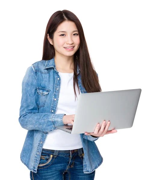 Asiático jovem mulher usando o notebook computador — Fotografia de Stock