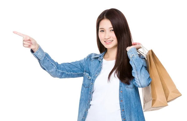 Femme doigt pointant vers le haut avec des sacs à provisions — Photo