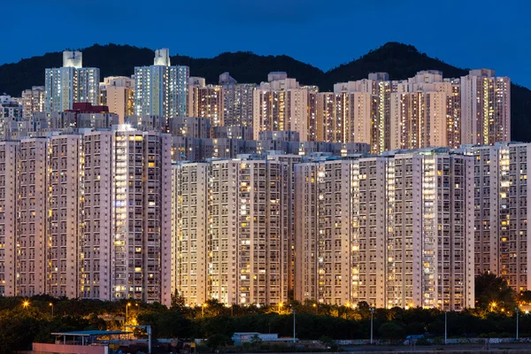 Hign density residential building in Hong Kong at night — Stok fotoğraf