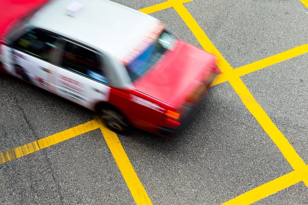 Mozgás homályos taxik a Hong Kong-ban. — Stock Fotó