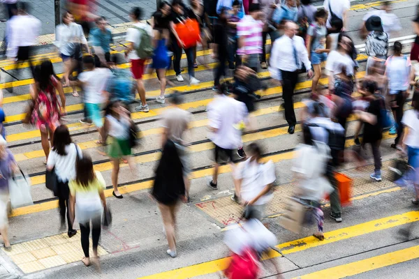 Blick aus der Vogelperspektive auf Pendler, die die viel befahrene Hongkong-Straße überqueren — Stockfoto