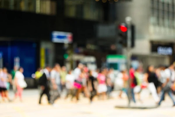 Menschen überqueren die Straße — Stockfoto