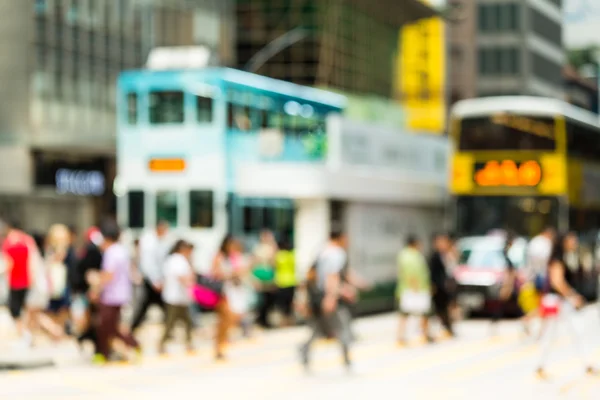 Persone che attraversano la strada — Foto Stock