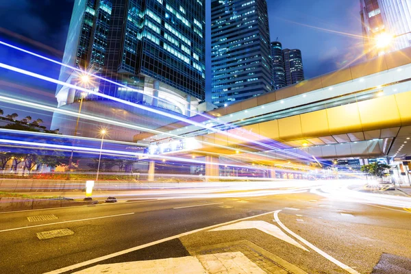 Trilhas de luz de carro e paisagem urbana — Fotografia de Stock