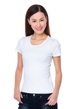 Beyaz t-shirt Asyalı genç kadın