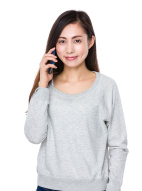 gri süveterli Asyalı genç kadın