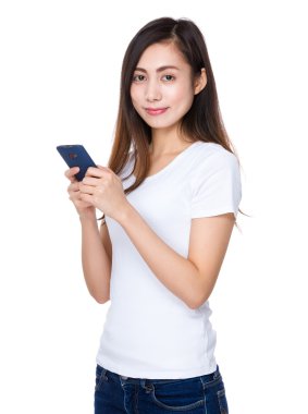 Beyaz t-shirt Asyalı genç kadın