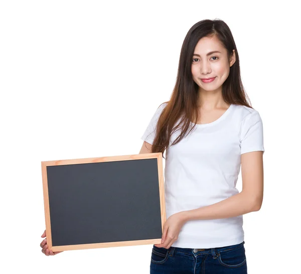 Asiatische junge Frau im weißen T-Shirt — Stockfoto