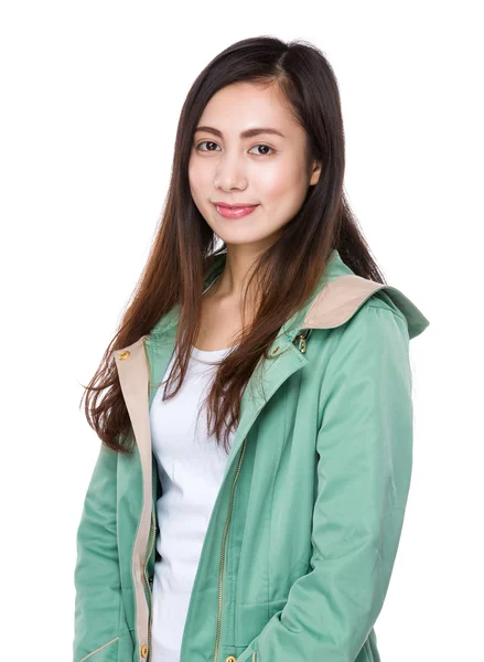 Aziatische jonge vrouw met groene vacht — Stockfoto