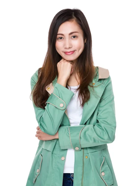 緑のコートでアジアの若い女性 — ストック写真