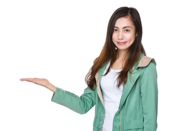 Asiatico giovane donna in verde cappotto — Foto Stock