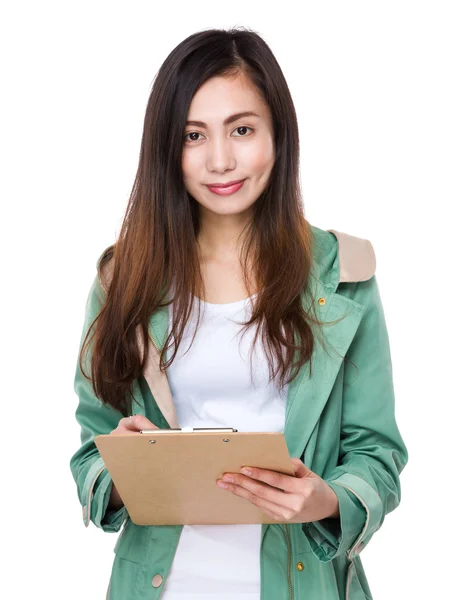Asiática joven mujer en verde abrigo — Foto de Stock