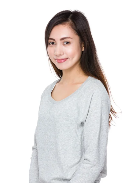 Asiatische junge Frau im grauen Pullover — Stockfoto