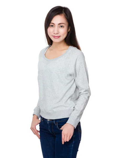 亚洲的年轻女子，穿着灰色毛衣 — 图库照片