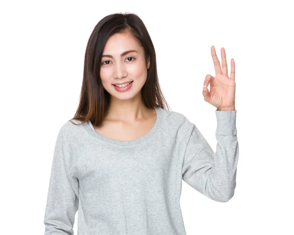 Asiatische junge Frau im grauen Pullover — Stockfoto