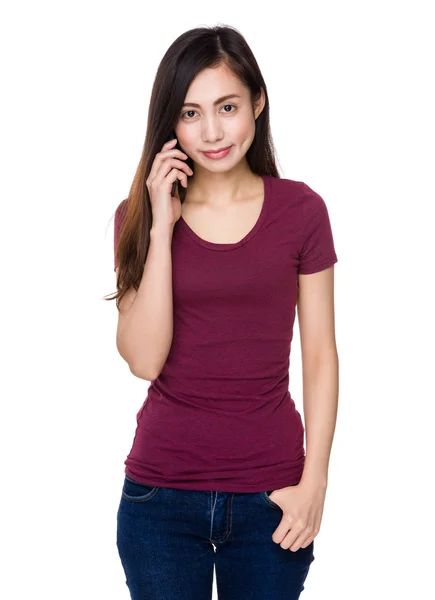 Asiatico giovane donna in rosso t-shirt — Foto Stock