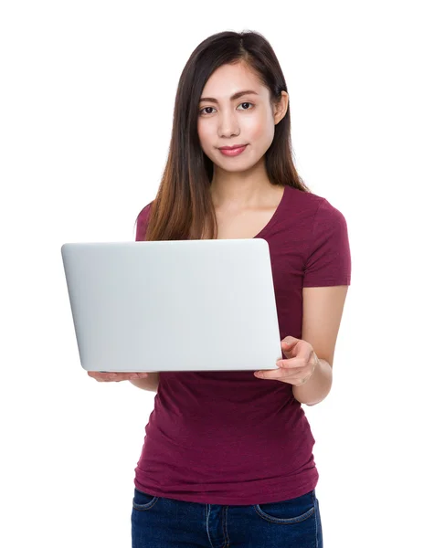 Asiatische junge Frau im roten T-Shirt — Stockfoto