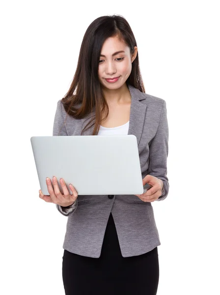 Giovane asiatica buisnesswoman in abito da lavoro — Foto Stock