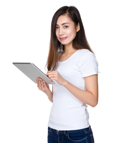 Asiatico giovane donna in bianco t-shirt — Foto Stock