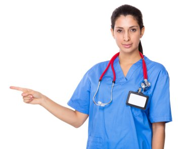mavi üniformalı kadın doktor