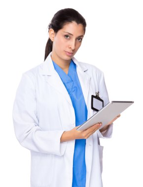 Kadın doktor beyaz ceket