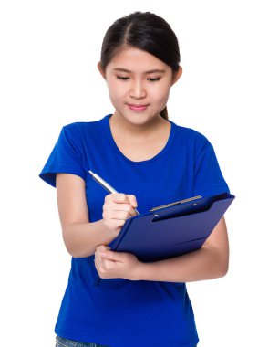 Asyalı genç kadın mavi tişört içinde