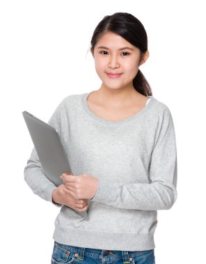 gri süveterli Asyalı genç kadın