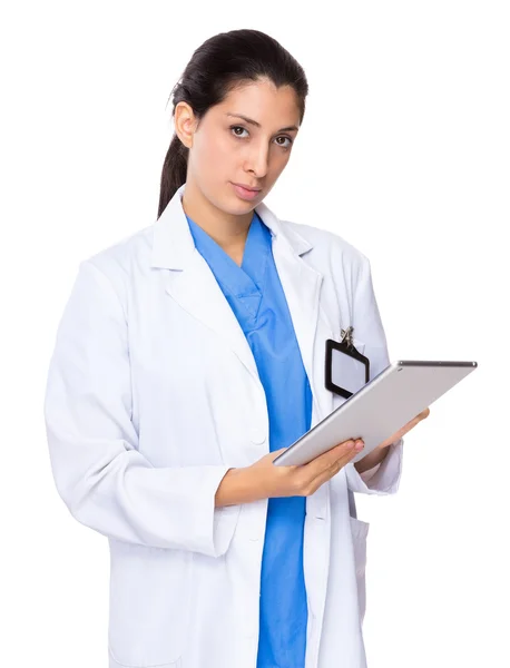 Женщина врач в белом халате — стоковое фото