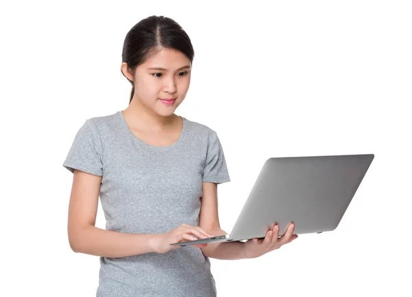 Mujer joven asiática en camiseta gris —  Fotos de Stock