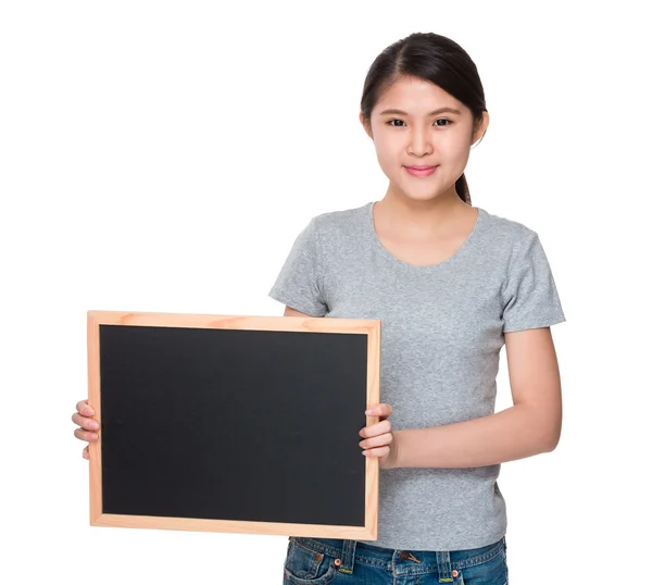 Asiatische junge Frau im grauen T-Shirt — Stockfoto