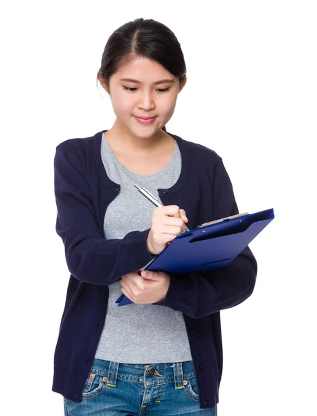 Jeune femme asiatique en bleu cardigan — Photo