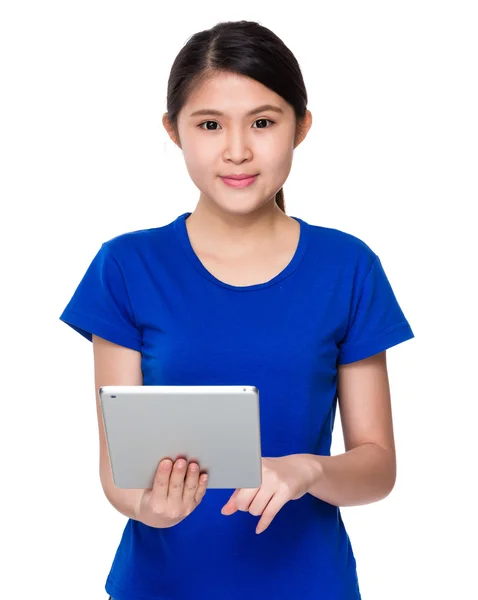 Asiático jovem mulher em azul t-shirt — Fotografia de Stock