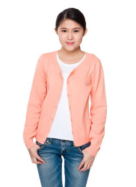 Giovane donna asiatica in cardigan rosa — Foto Stock