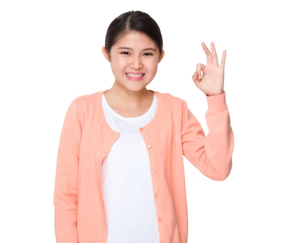 年轻的亚裔女子，在粉色开衫 — 图库照片