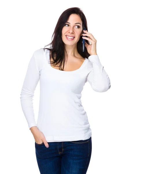 年轻的黑发女人，穿着白色的毛衣 — 图库照片