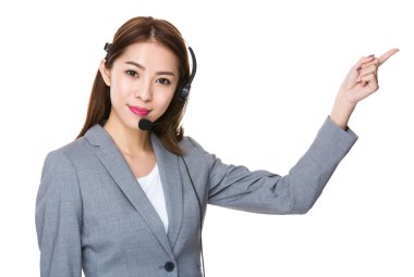 Müşteri Hizmetleri Yardımcısı parmak yukarı dönük