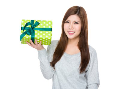 gri süveterli genç Asyalı kadın