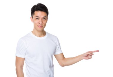Beyaz t-shirt Asya yakışıklı adam