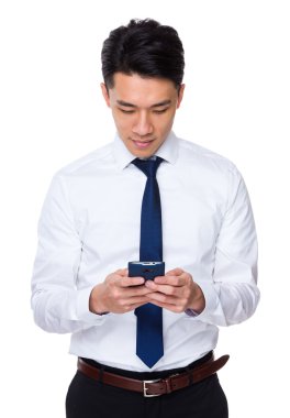 Beyaz gömlekli Asya yakışıklı işadamı