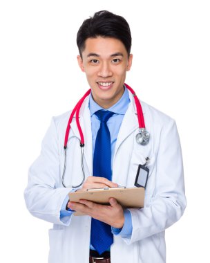 Asyalı erkek doktor beyaz ceket